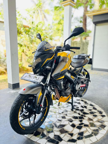 bajaj-pulsar-ns-200-2018-big-3