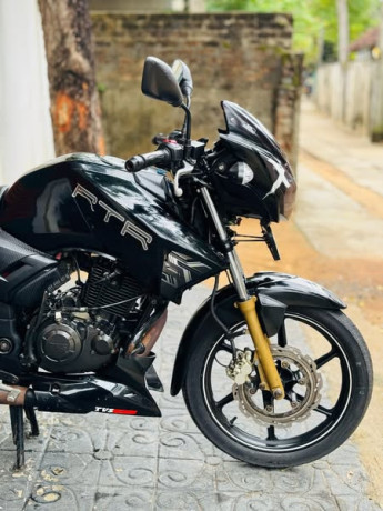 tvs-apache-rtr-180-big-0
